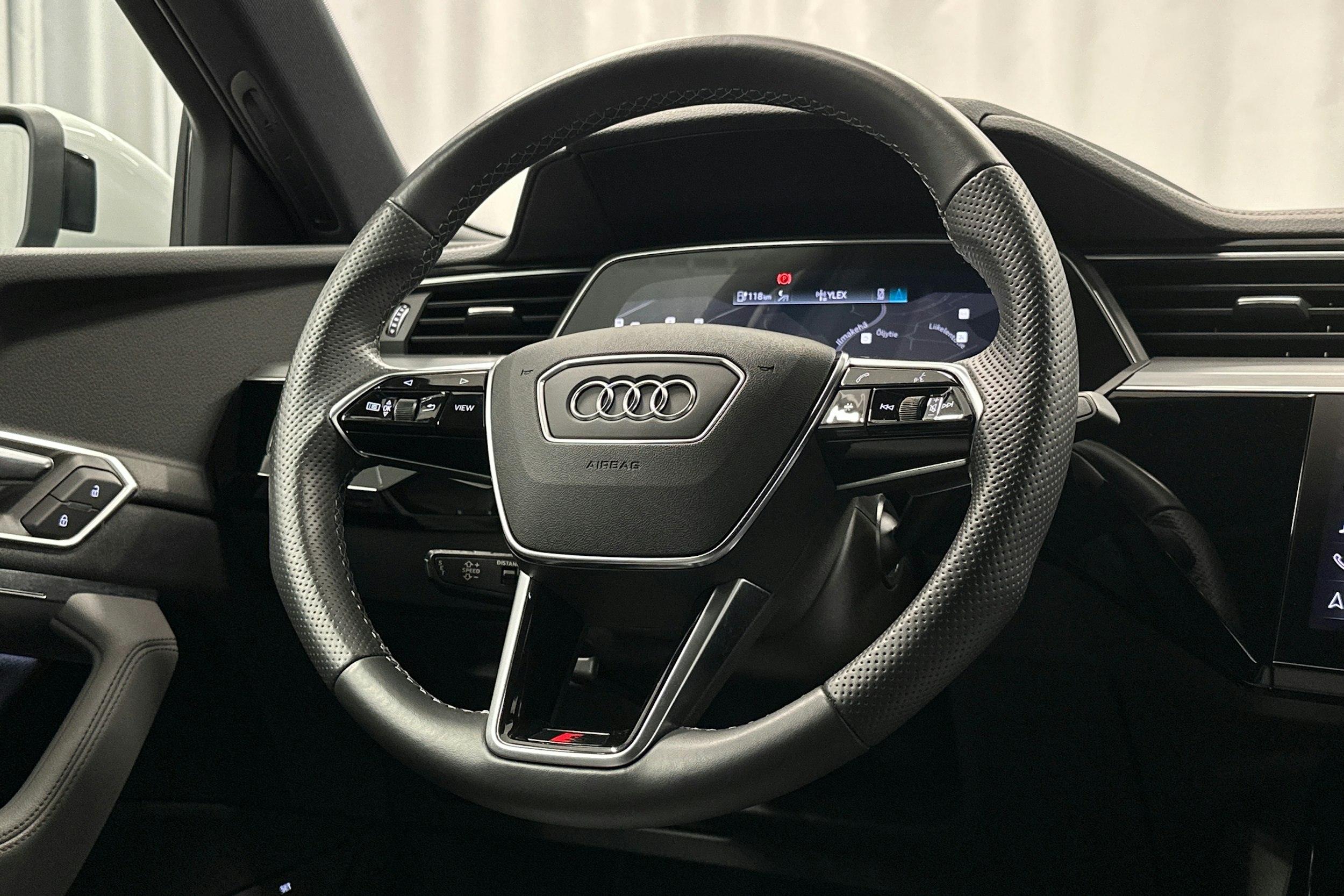 valkoinen Audi e-tron 2022 kuva 19.