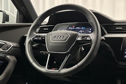 valkoinen Audi e-tron 2022 kuva 19.