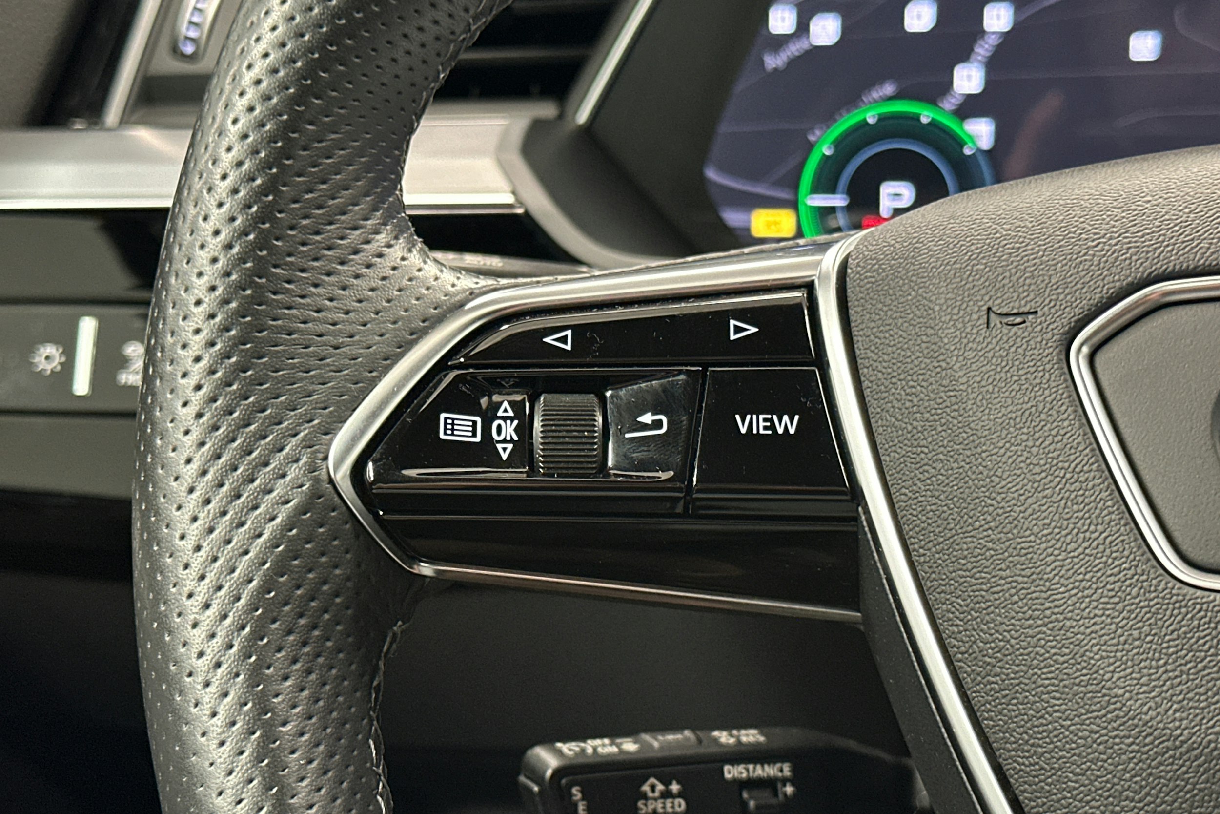 valkoinen Audi e-tron 2022 kuva 20.