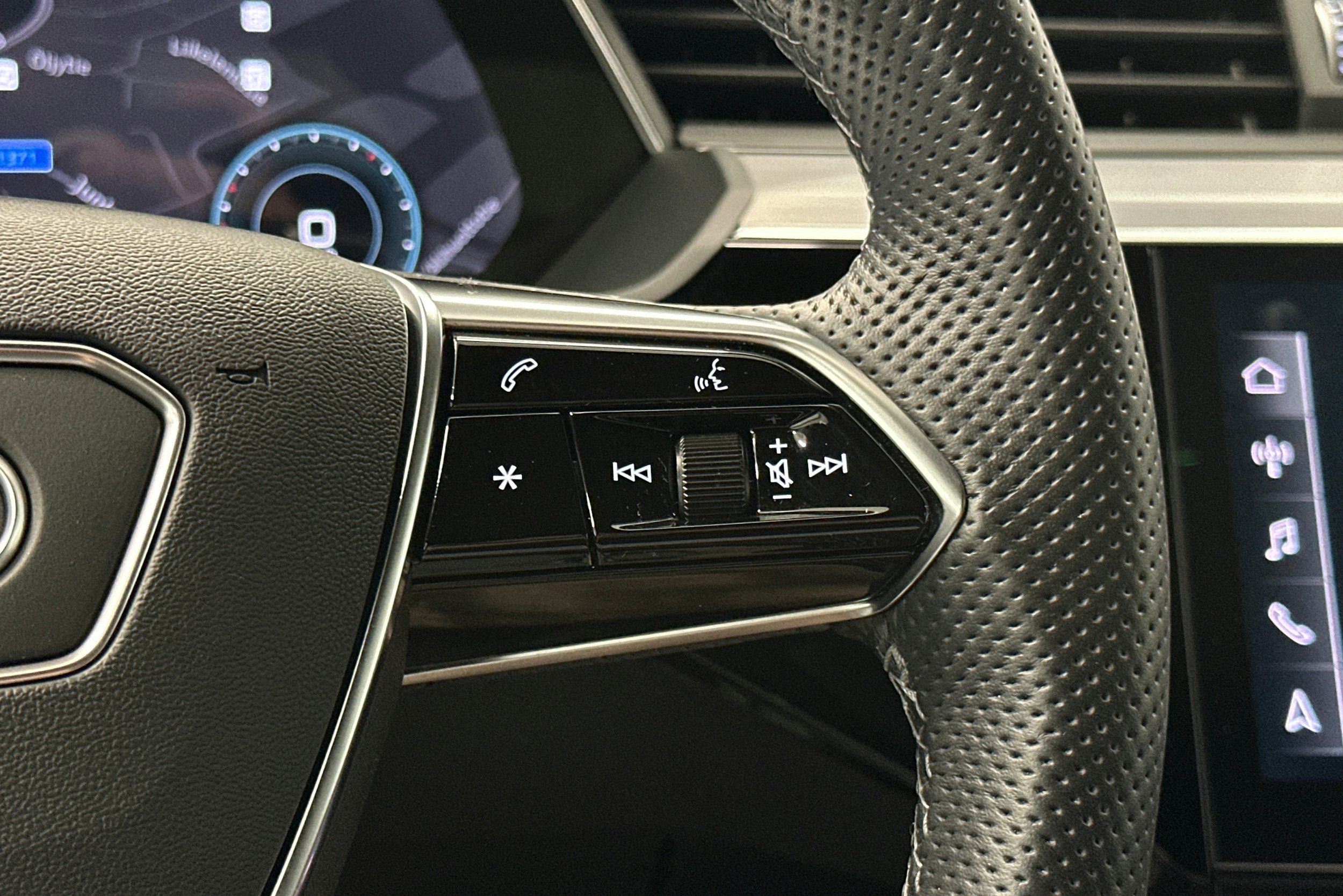 valkoinen Audi e-tron 2022 kuva 21.