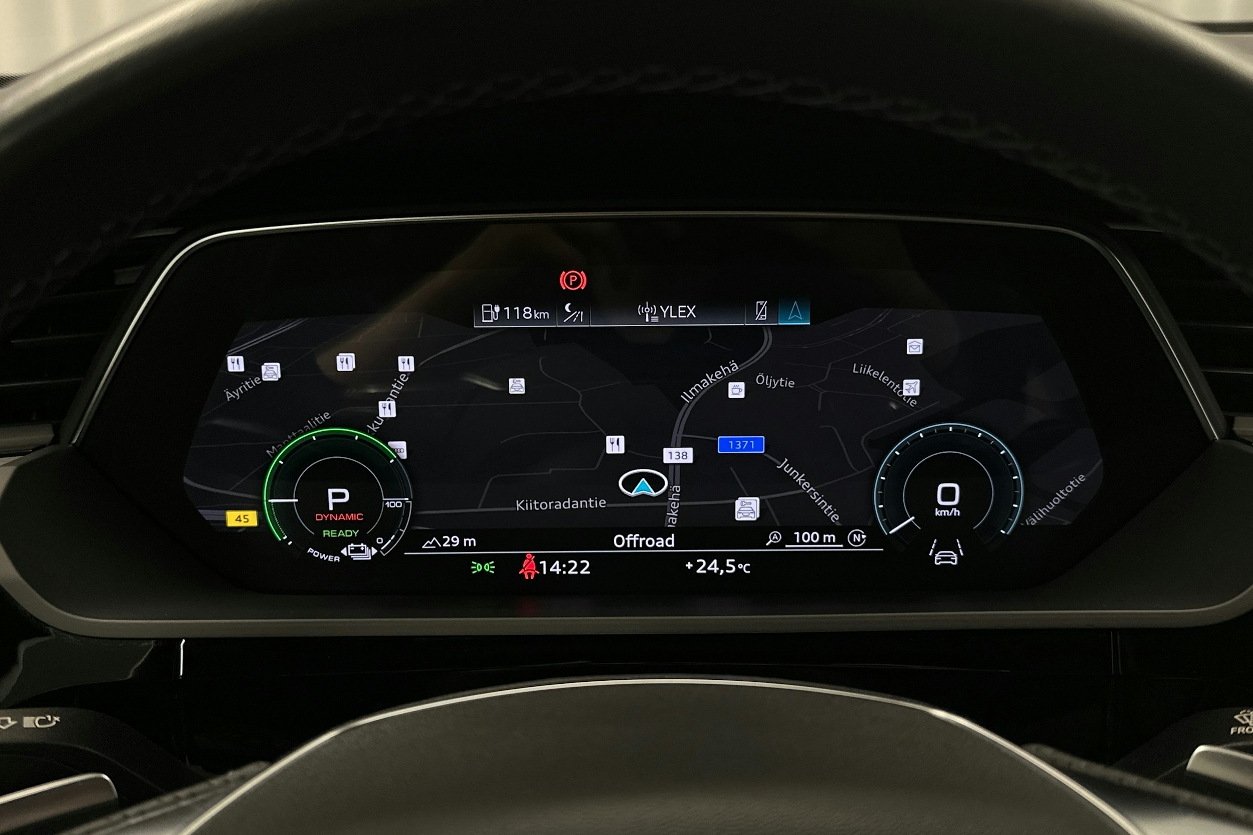 valkoinen Audi e-tron 2022 kuva 23.