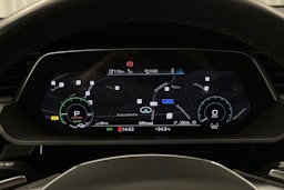 valkoinen Audi e-tron 2022 kuva 23.