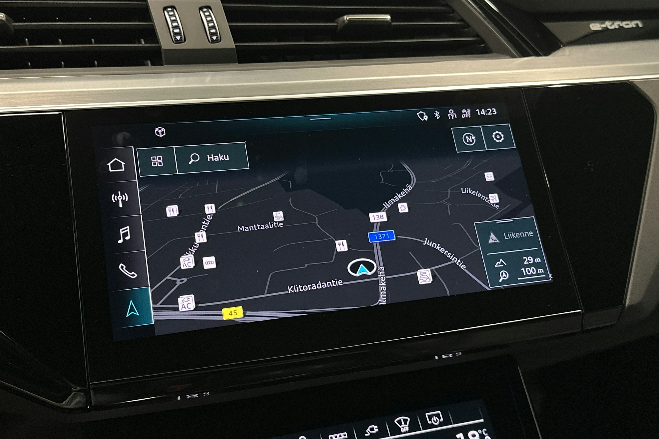 valkoinen Audi e-tron 2022 kuva 26.