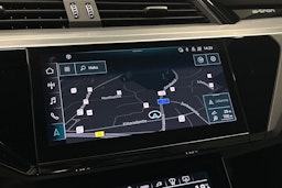 valkoinen Audi e-tron 2022 kuva 26.