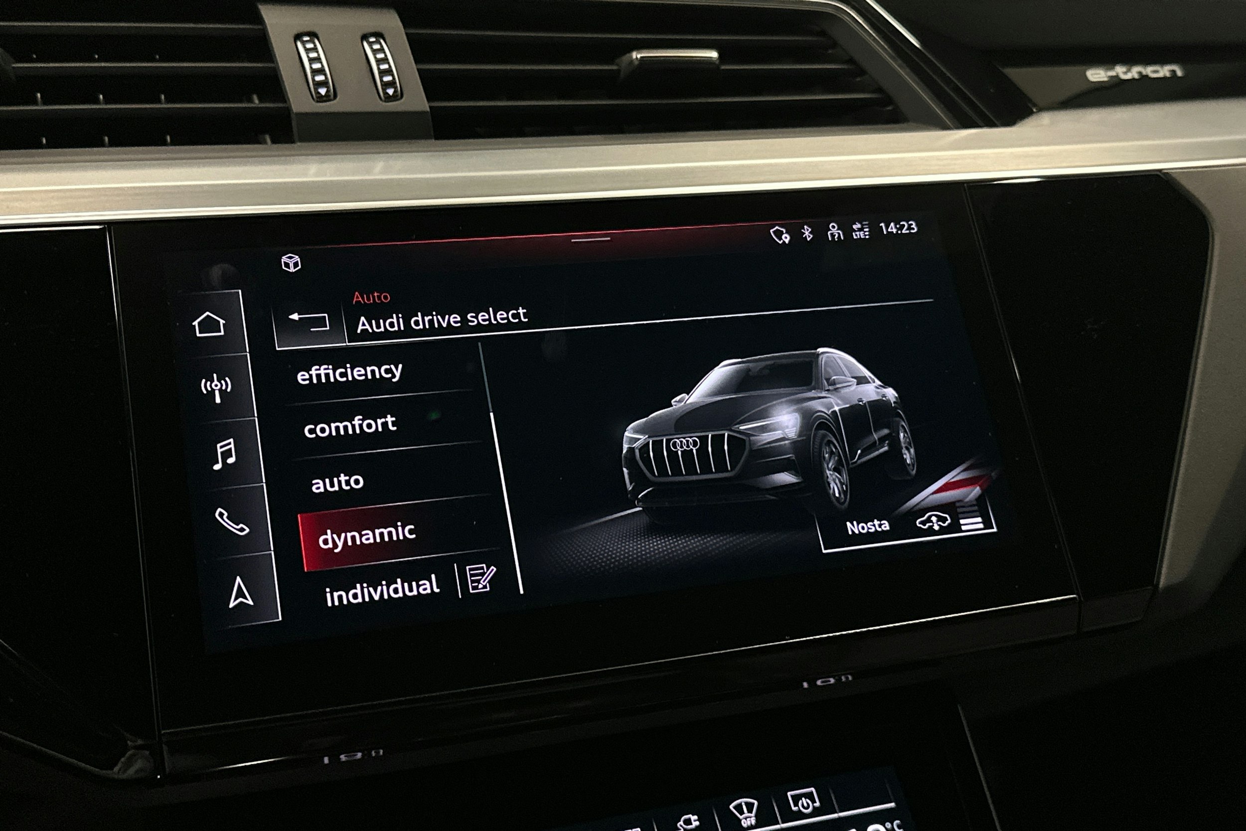 valkoinen Audi e-tron 2022 kuva 27.