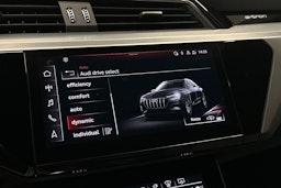 valkoinen Audi e-tron 2022 kuva 27.