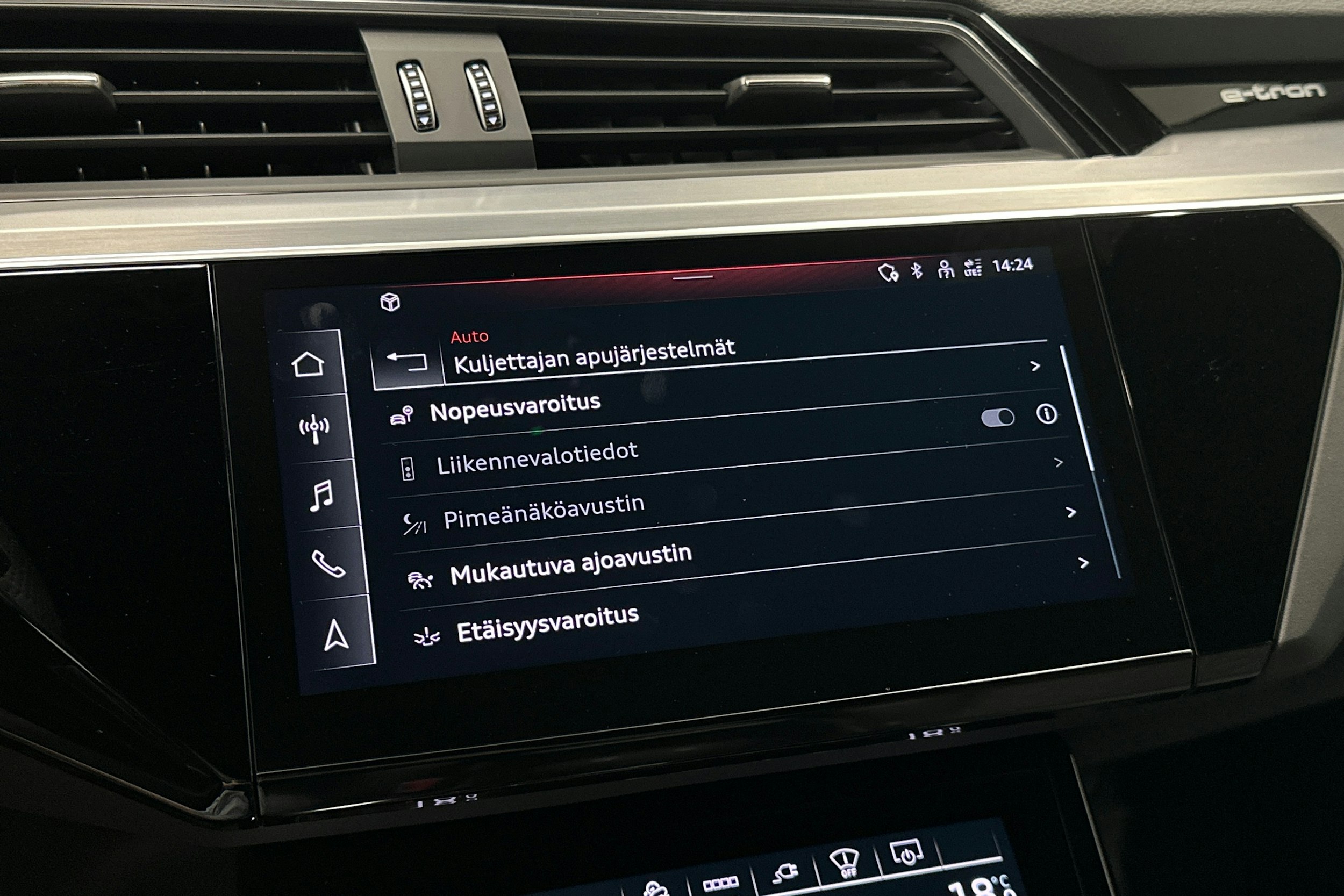 valkoinen Audi e-tron 2022 kuva 29.