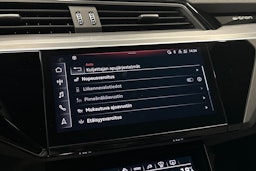 valkoinen Audi e-tron 2022 kuva 29.
