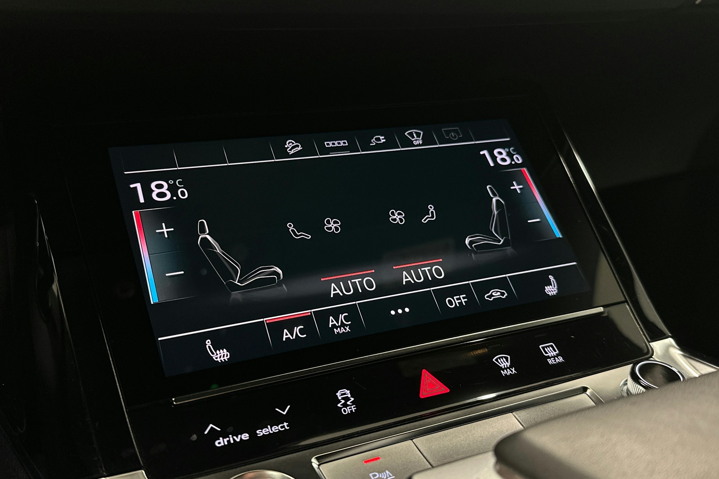 valkoinen Audi e-tron 2022 kuva 33.