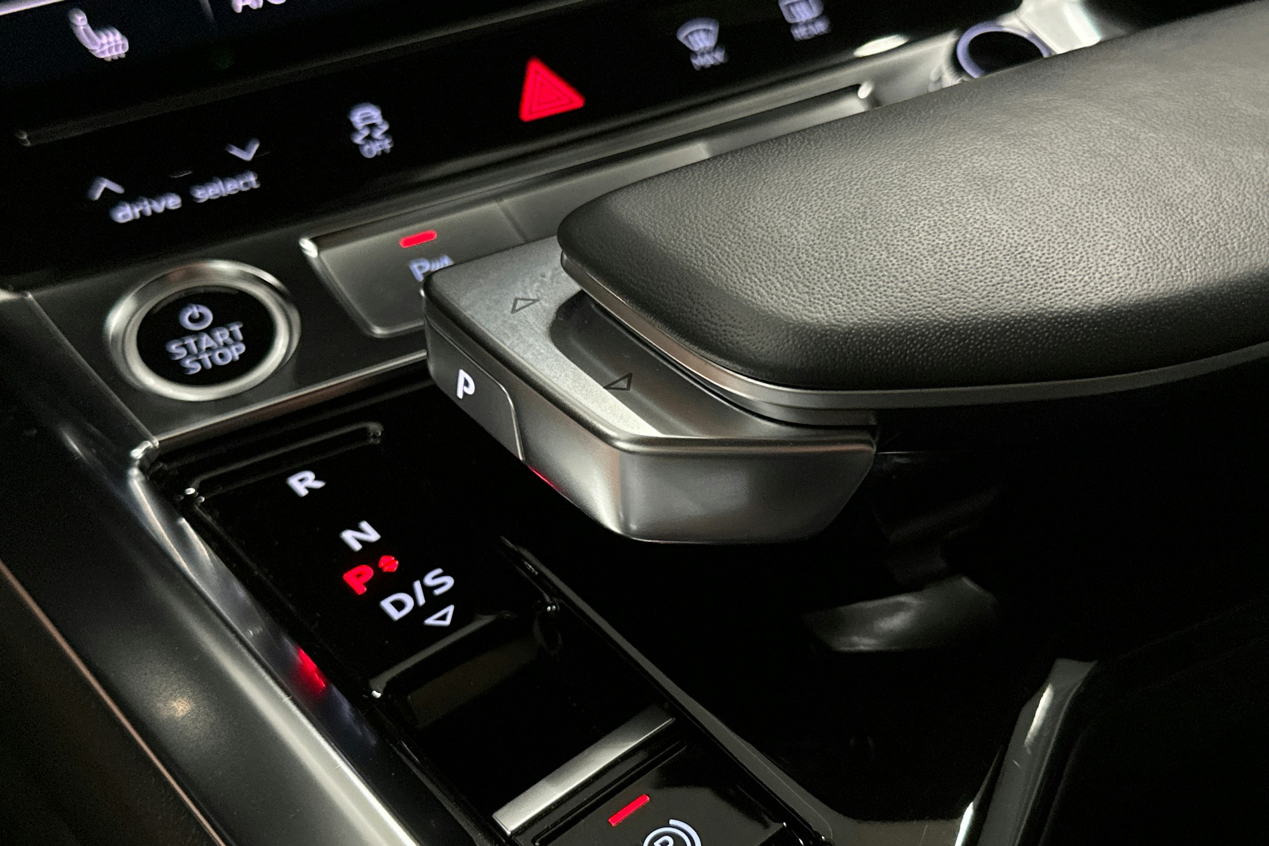 valkoinen Audi e-tron 2022 kuva 34.