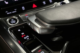valkoinen Audi e-tron 2022 kuva 34.