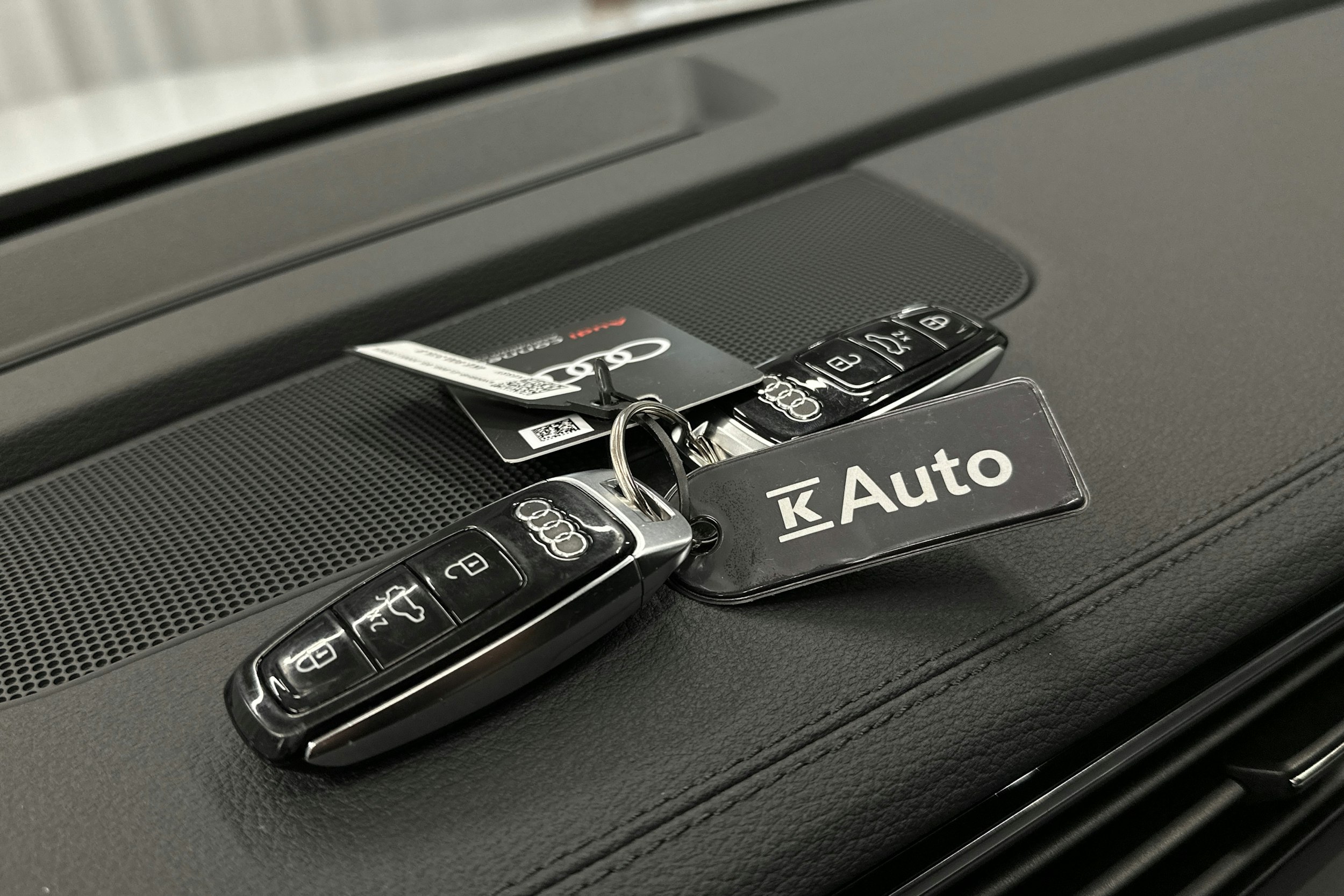 valkoinen Audi e-tron 2022 kuva 35.