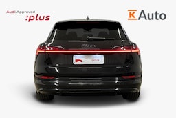 musta Audi e-tron 2022 kuva 3.