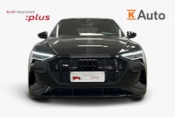 musta Audi e-tron 2022 kuva 5.