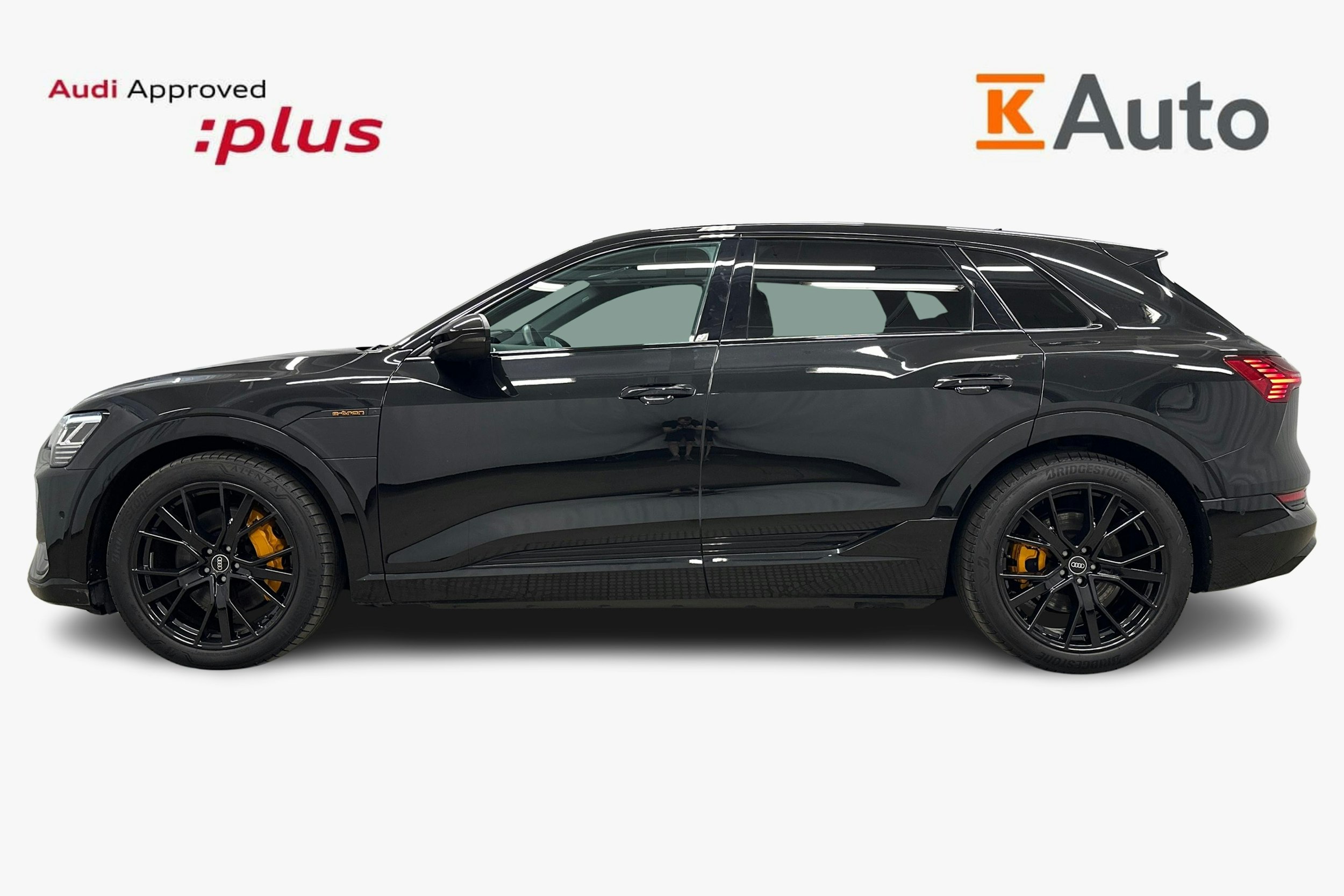 musta Audi e-tron 2022 kuva 6.