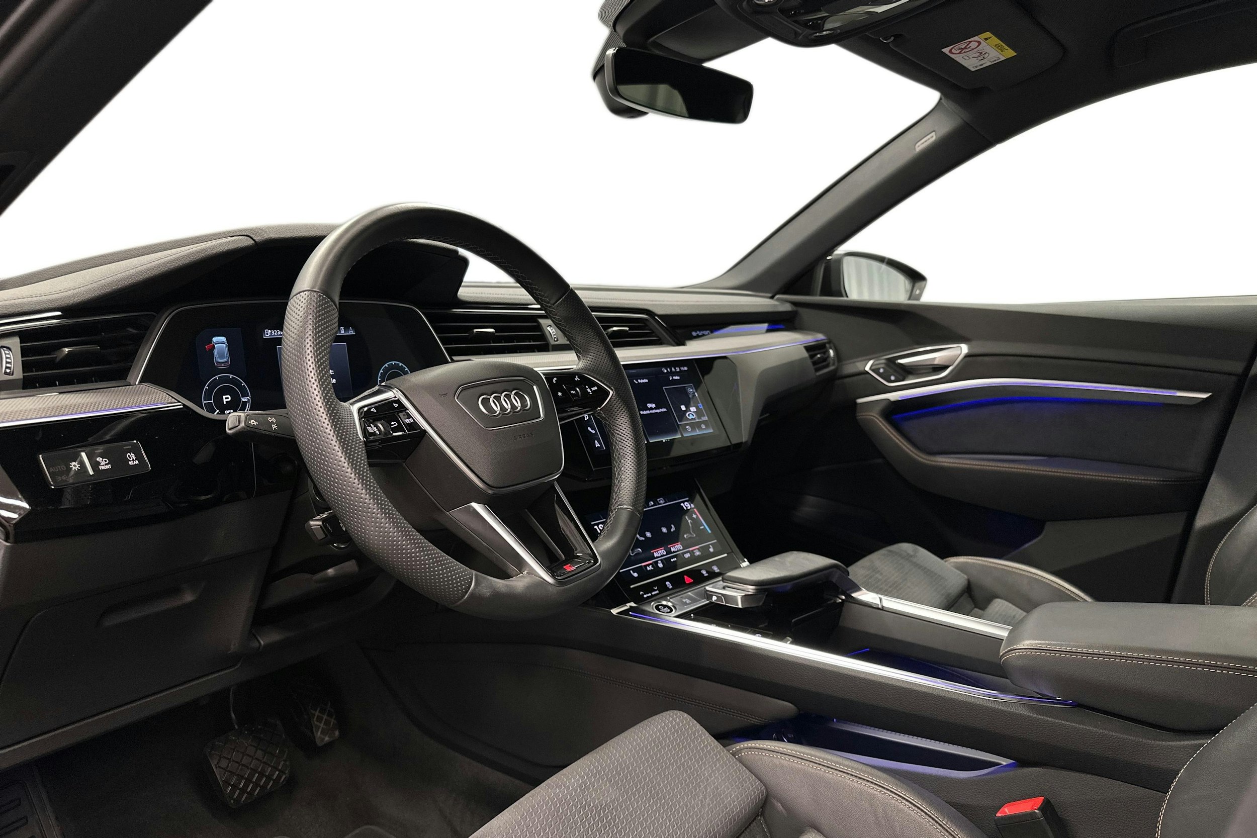 musta Audi e-tron 2022 kuva 7.