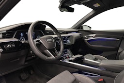 musta Audi e-tron 2022 kuva 7.