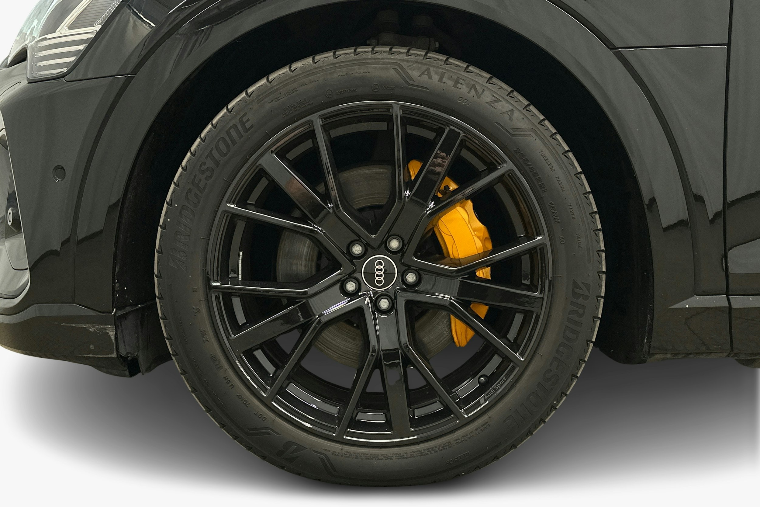 musta Audi e-tron 2022 kuva 11.