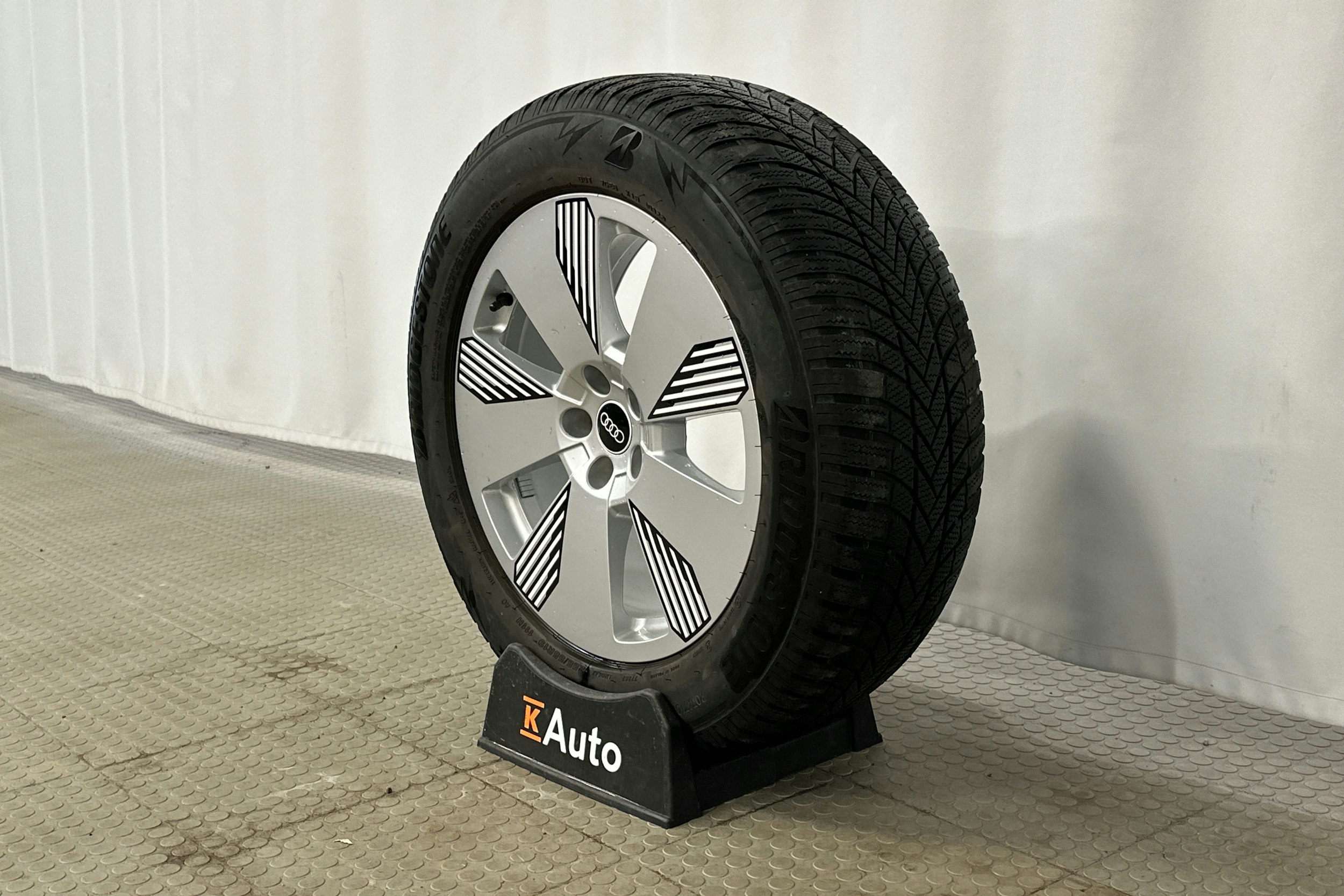 musta Audi e-tron 2022 kuva 12.