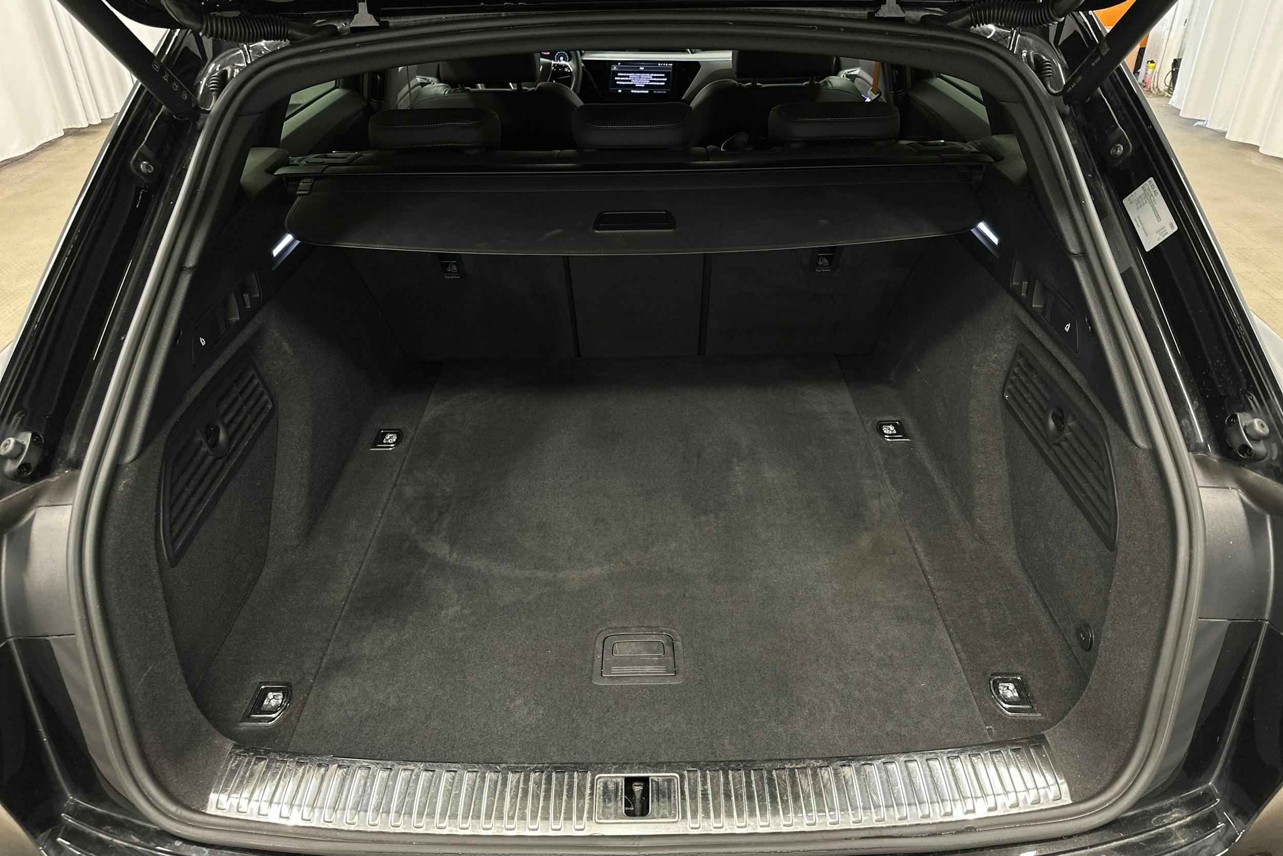 musta Audi e-tron 2022 kuva 13.