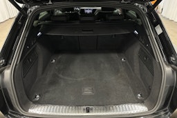 musta Audi e-tron 2022 kuva 13.