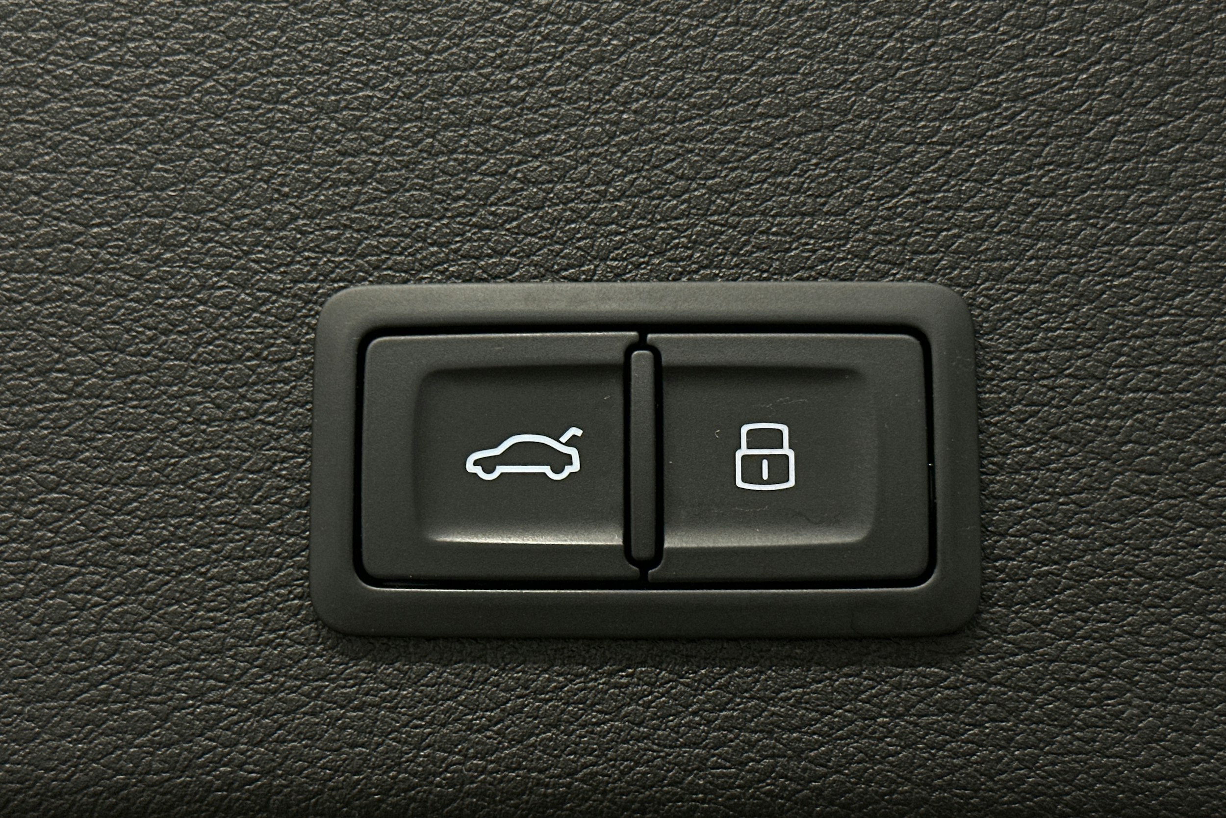 musta Audi e-tron 2022 kuva 14.