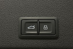 musta Audi e-tron 2022 kuva 14.