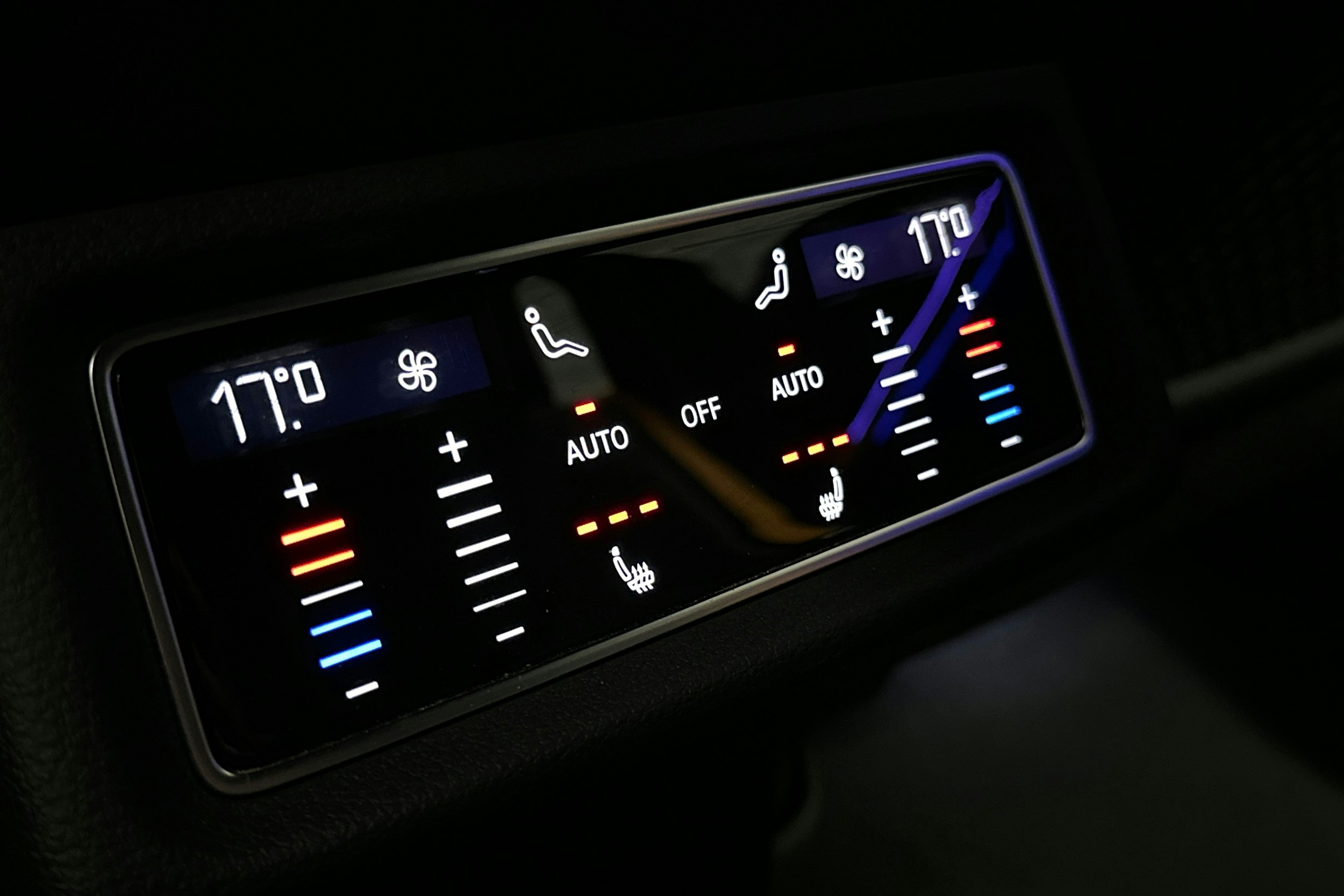 musta Audi e-tron 2022 kuva 15.