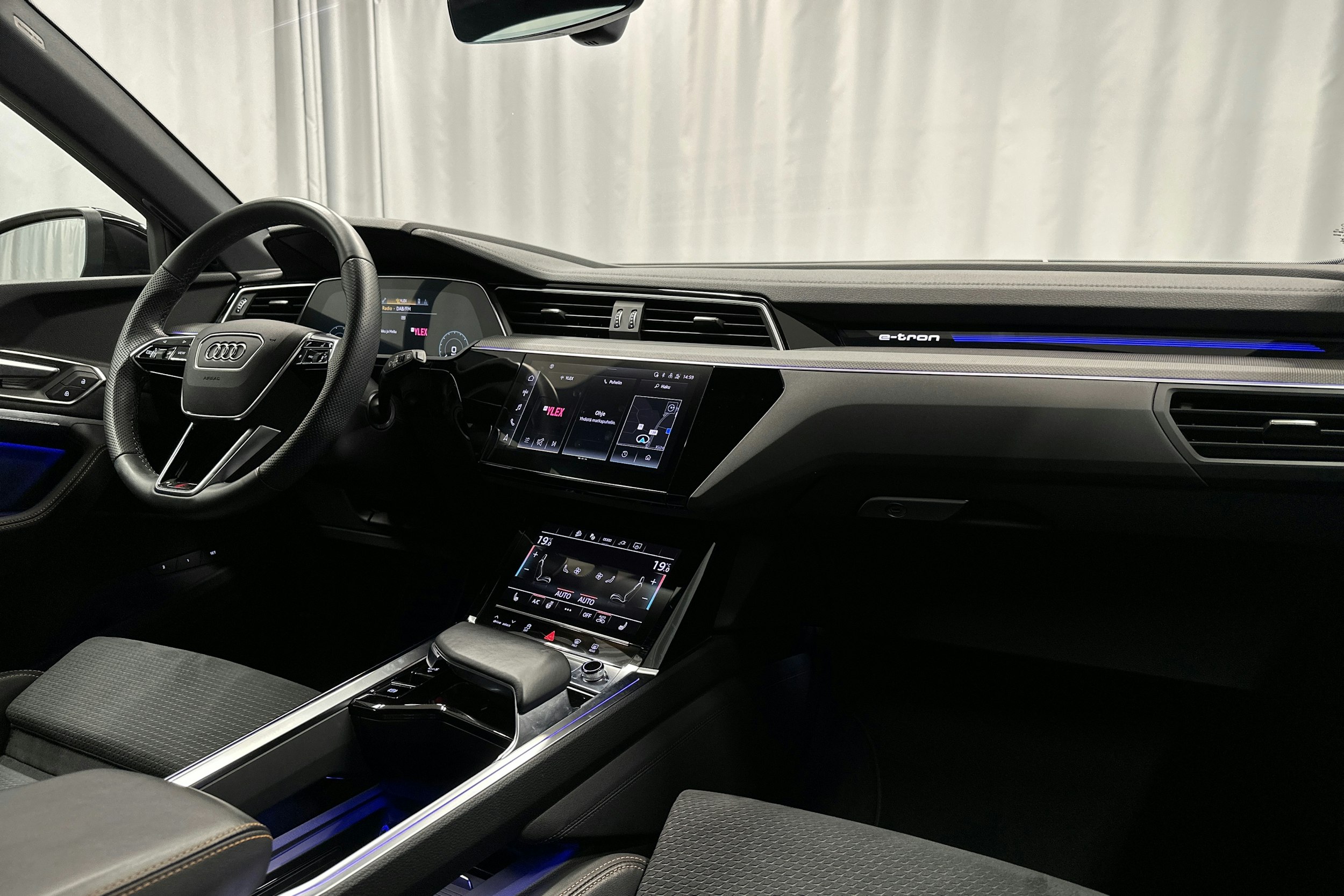 musta Audi e-tron 2022 kuva 16.