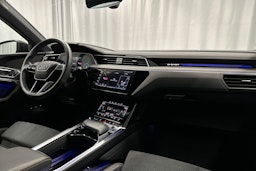 musta Audi e-tron 2022 kuva 16.