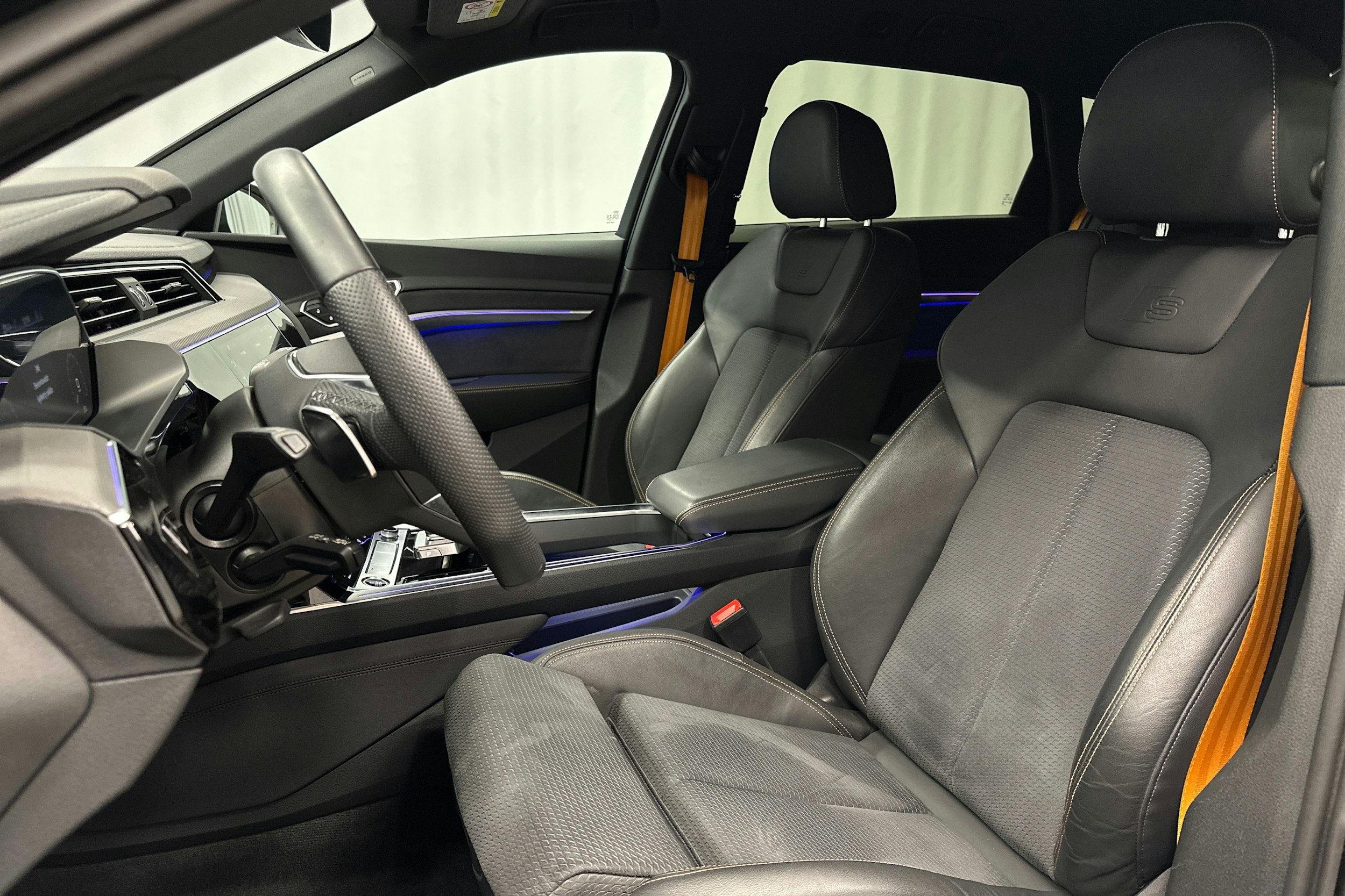 musta Audi e-tron 2022 kuva 17.
