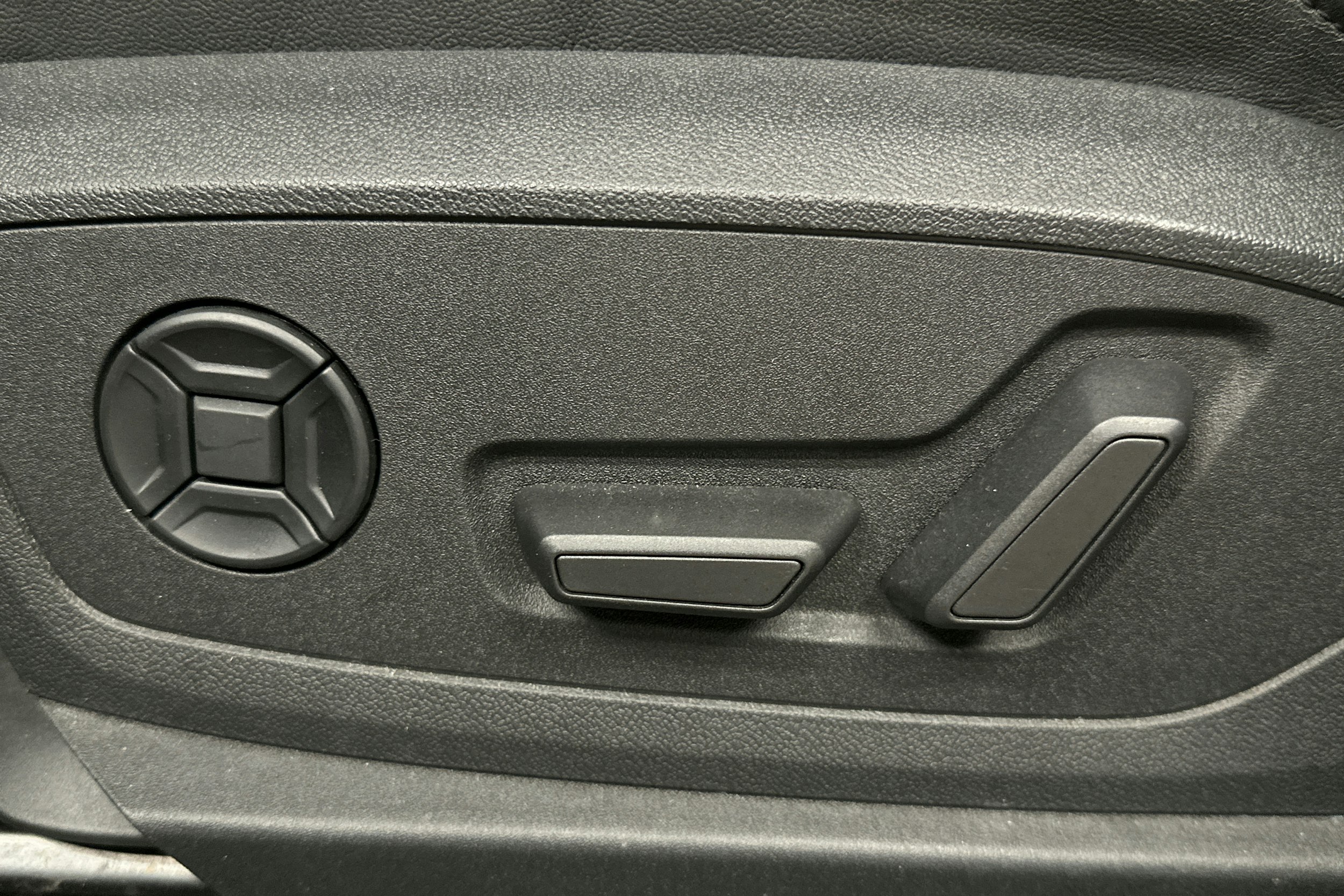 musta Audi e-tron 2022 kuva 18.