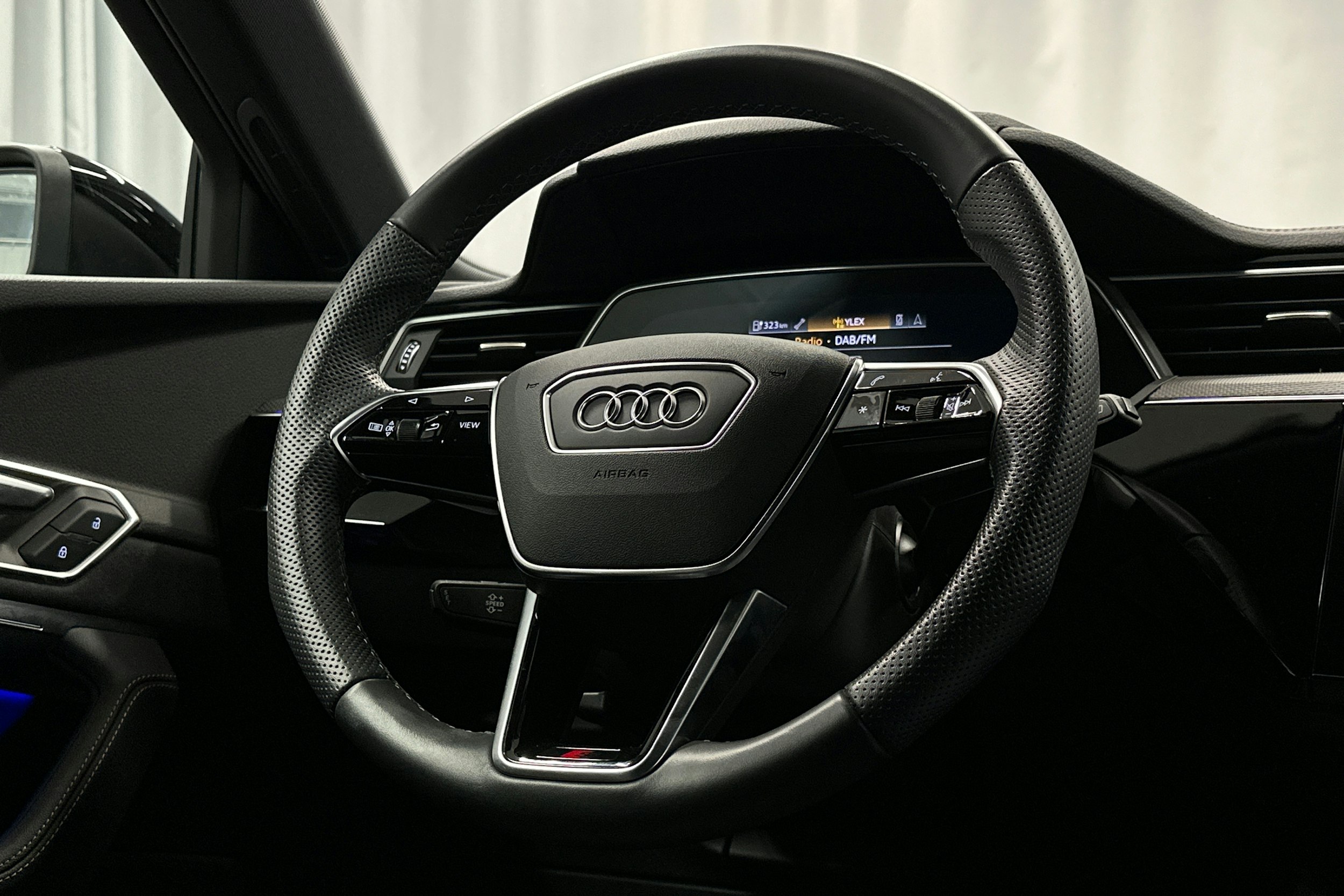 musta Audi e-tron 2022 kuva 20.