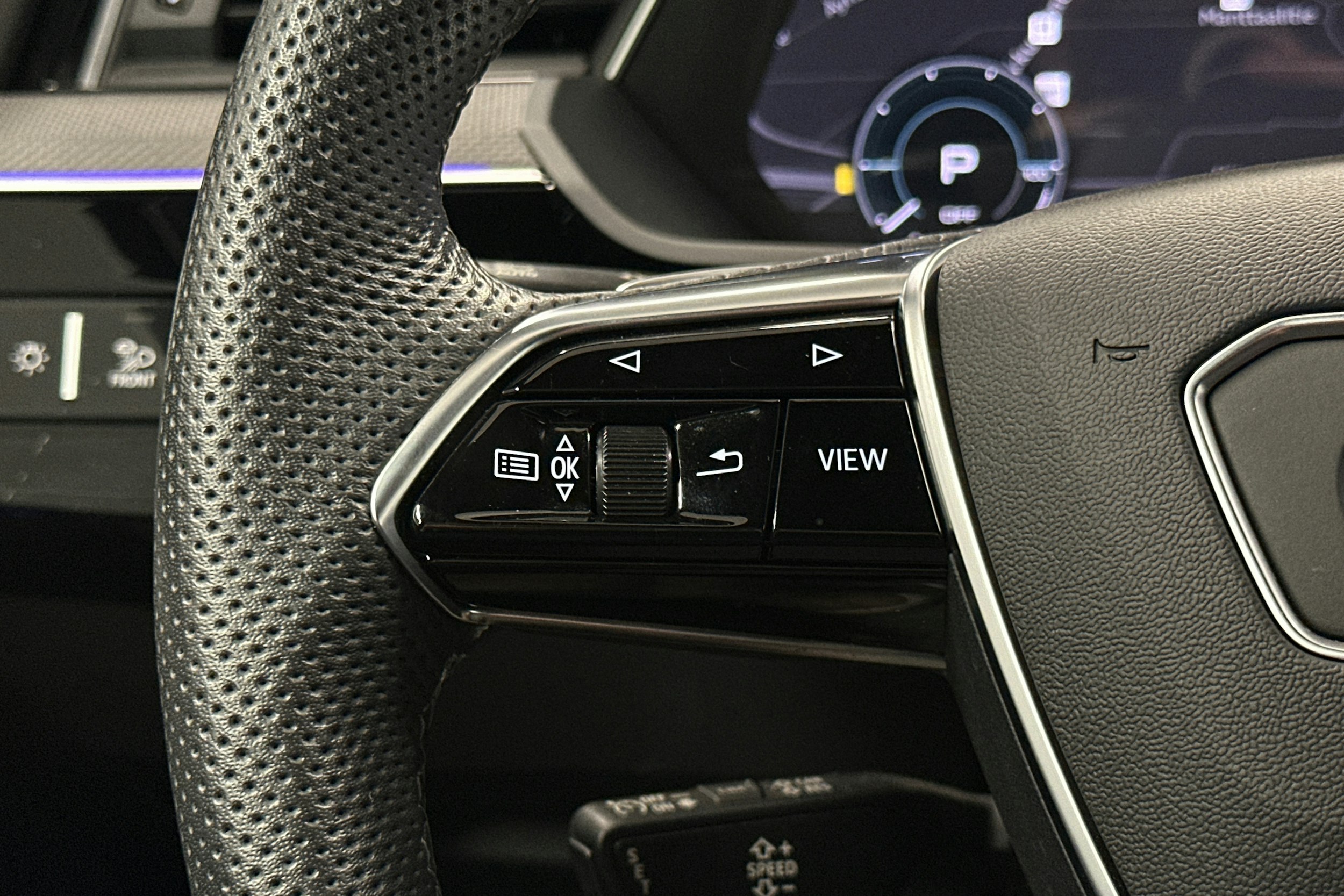 musta Audi e-tron 2022 kuva 21.