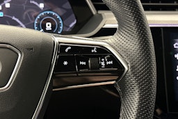 musta Audi e-tron 2022 kuva 22.