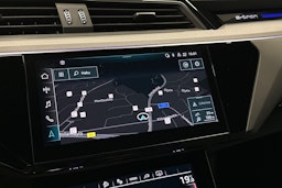 musta Audi e-tron 2022 kuva 26.