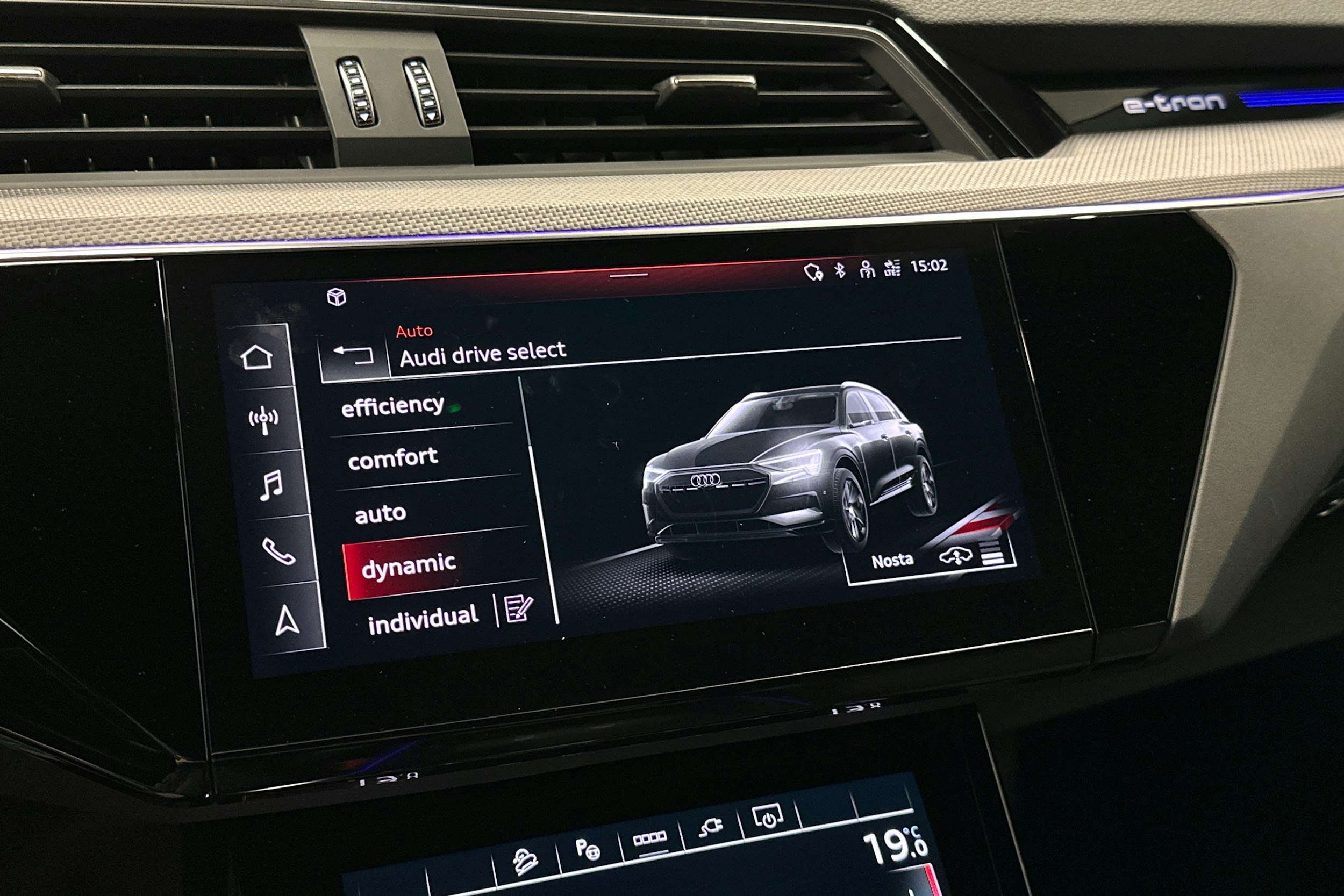 musta Audi e-tron 2022 kuva 28.