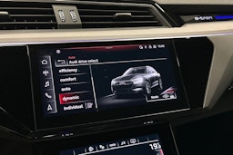 musta Audi e-tron 2022 kuva 28.