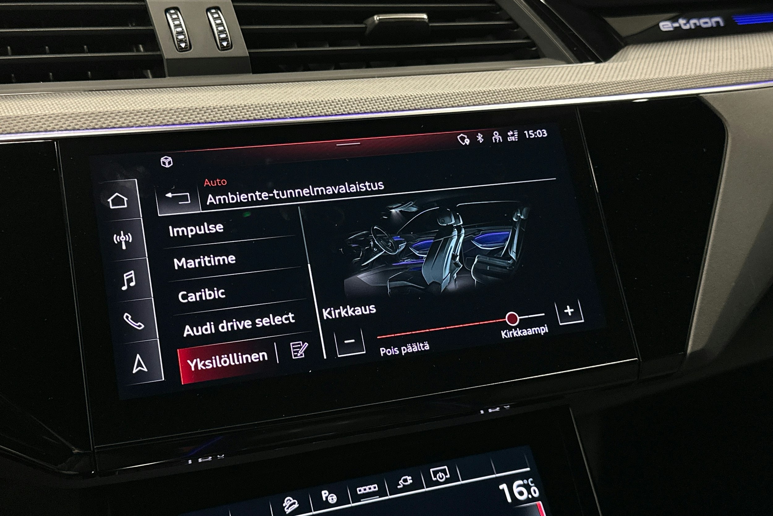 musta Audi e-tron 2022 kuva 30.