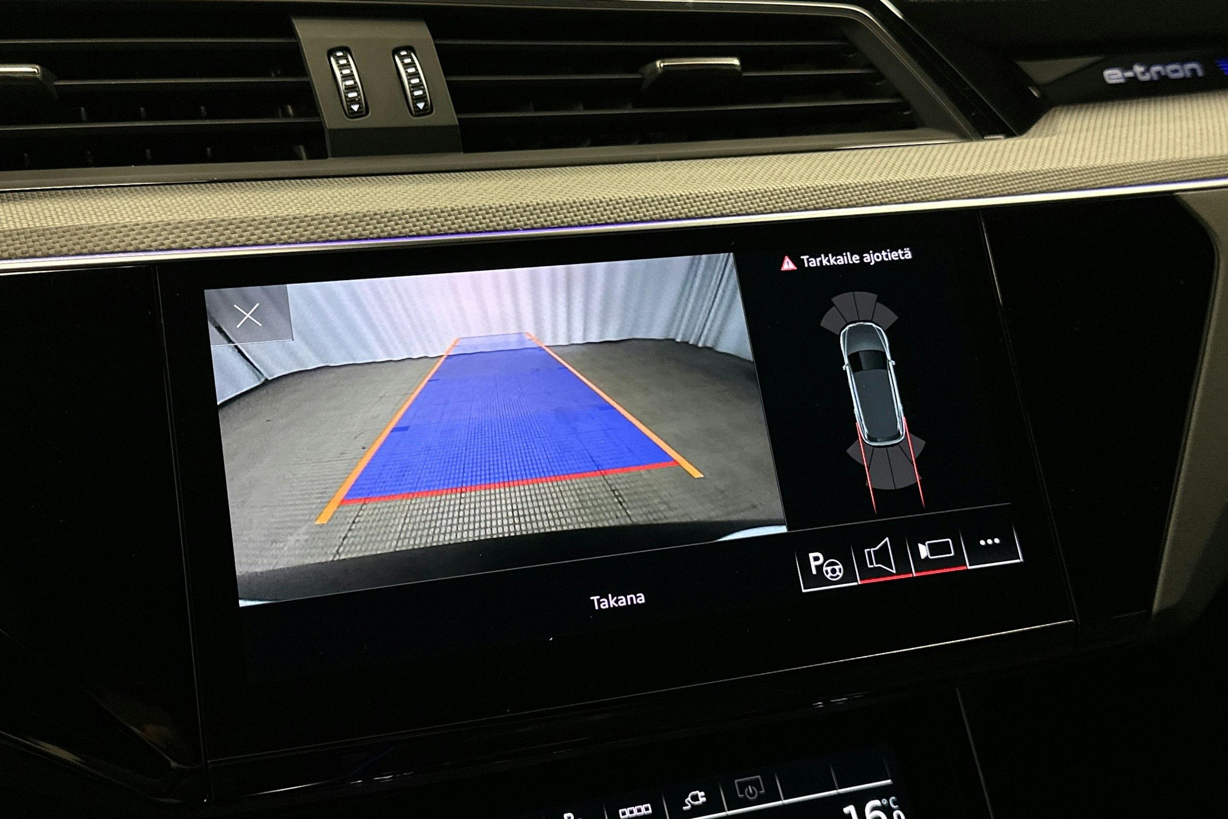 musta Audi e-tron 2022 kuva 32.