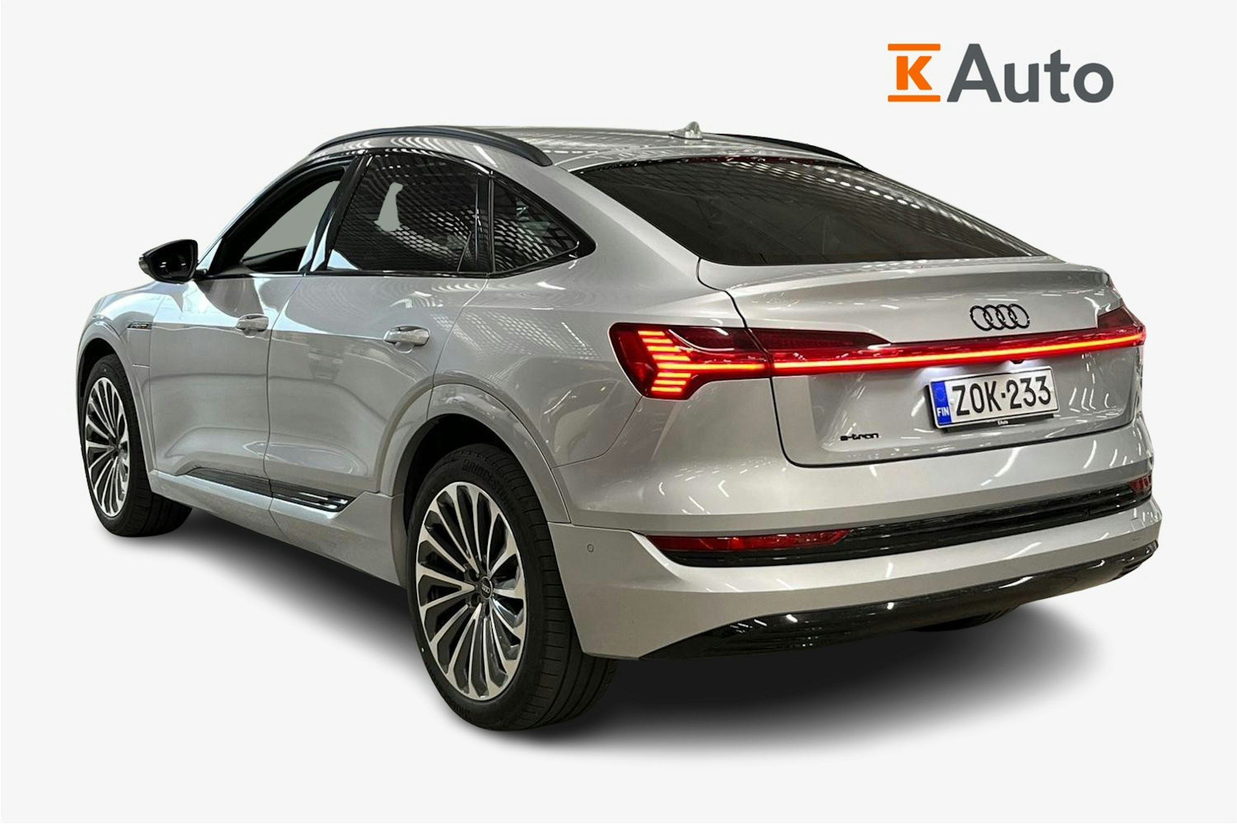 harmaa Audi e-tron 2022 kuva 2.