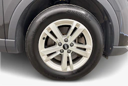 musta Audi Q3 2022 kuva 9.