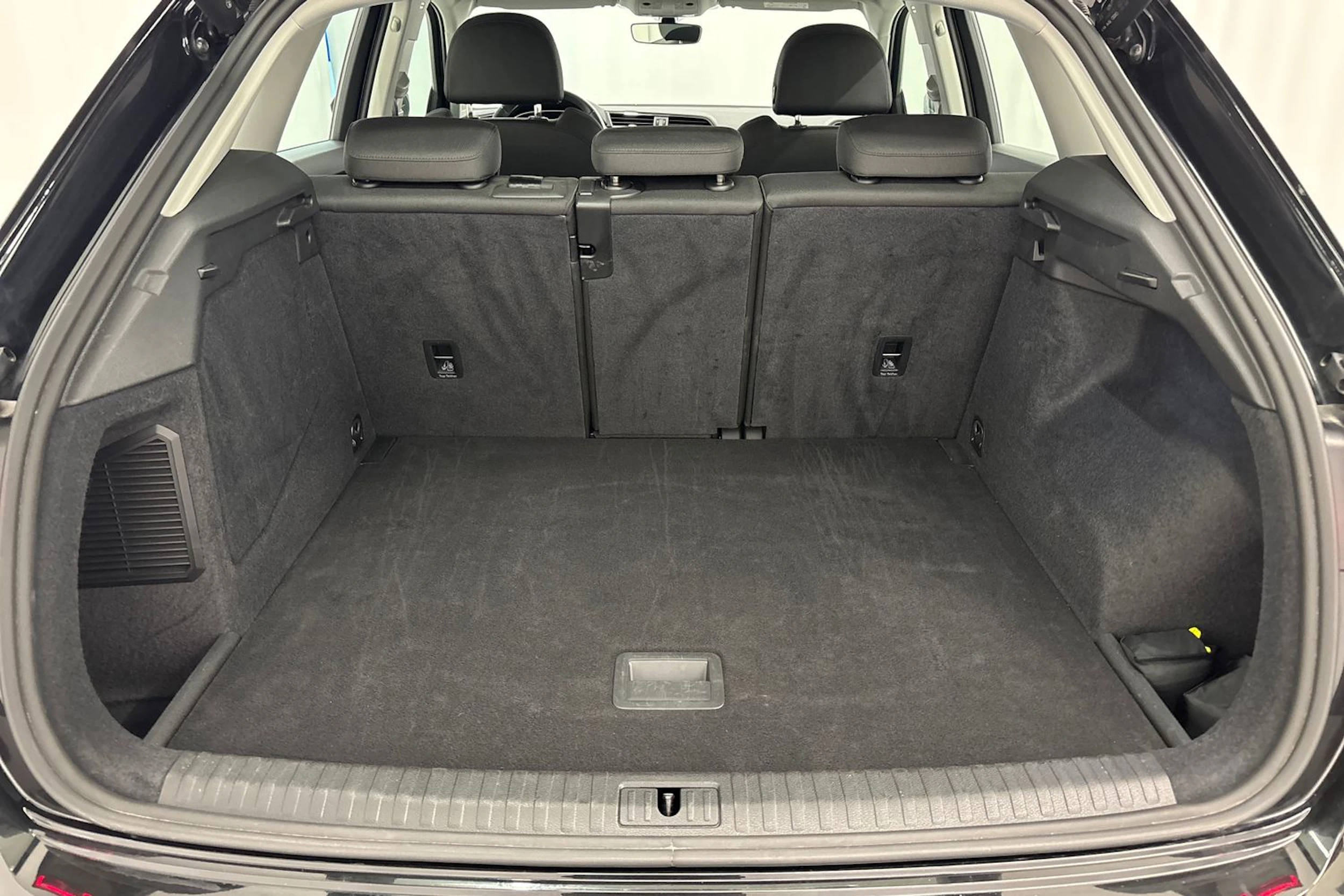 musta Audi Q3 2022 kuva 11.