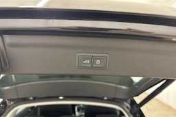 musta Audi Q3 2022 kuva 12.
