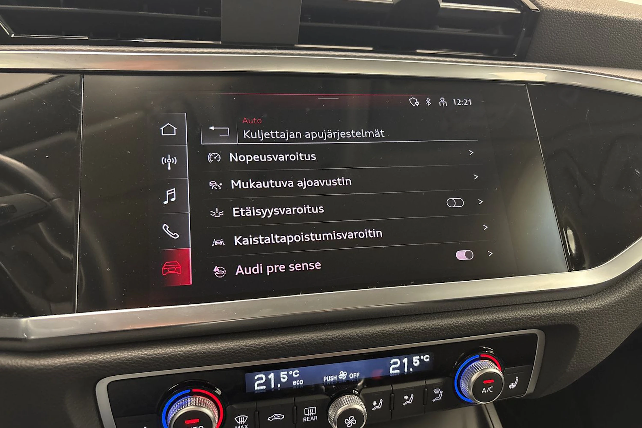 musta Audi Q3 2022 kuva 16.