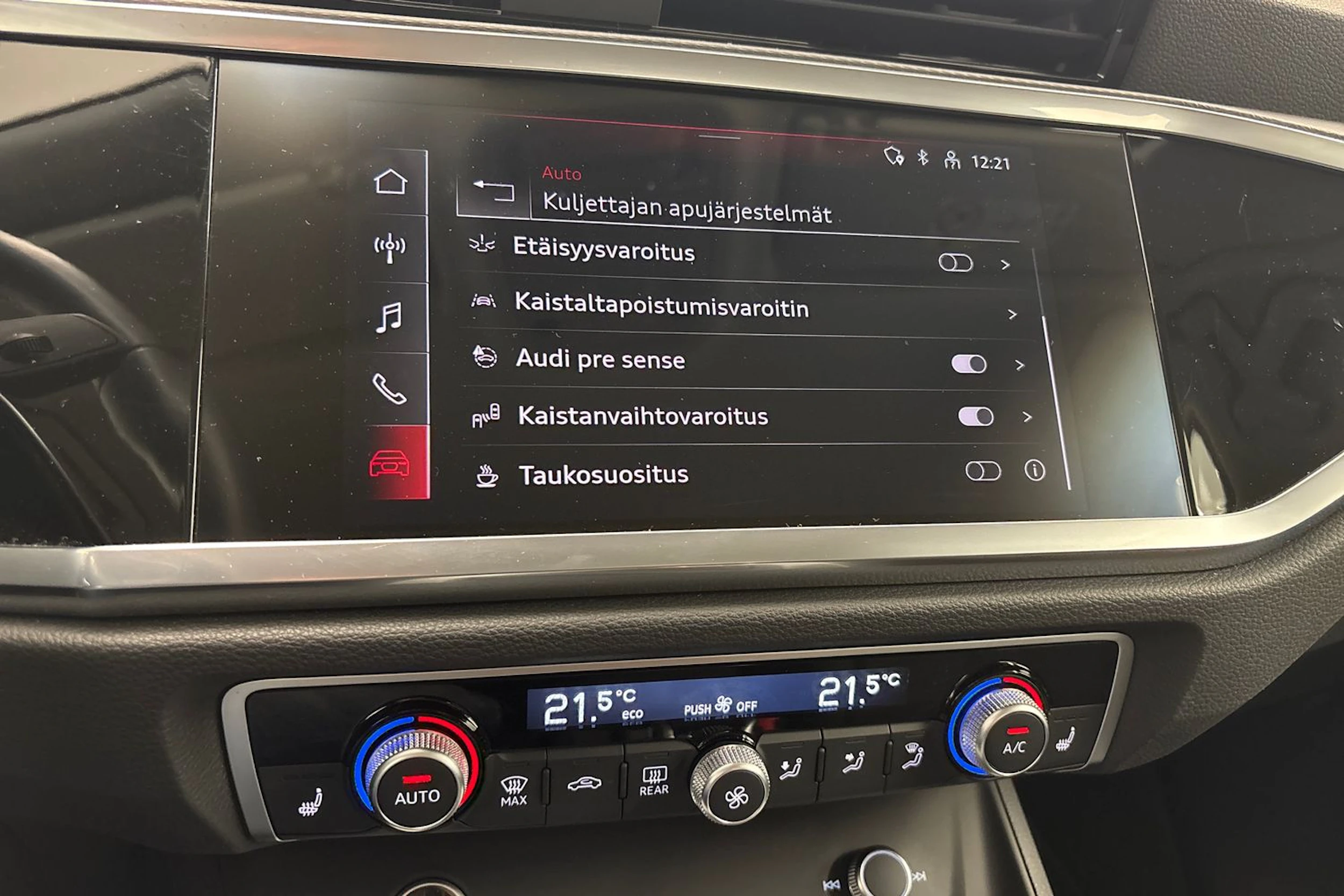 musta Audi Q3 2022 kuva 17.