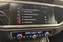 musta Audi Q3 2022 kuva 17.