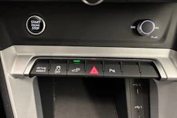 musta Audi Q3 2022 kuva 19.