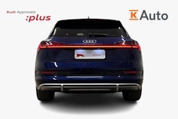 sininen Audi e-tron 2022 kuva 3.