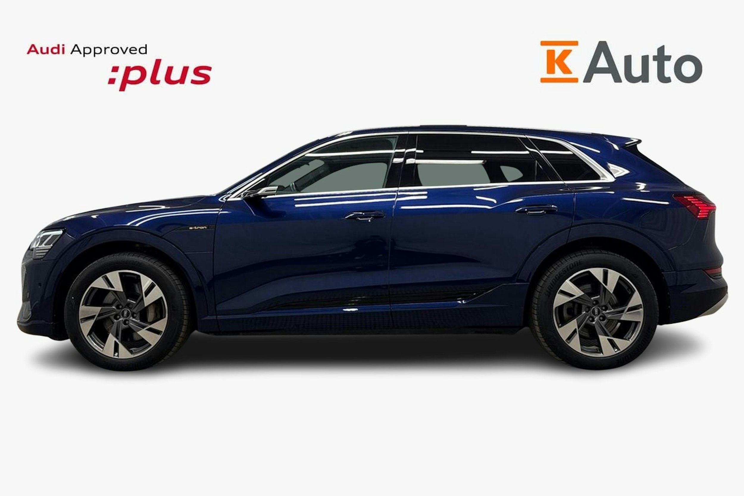 sininen Audi e-tron 2022 kuva 6.